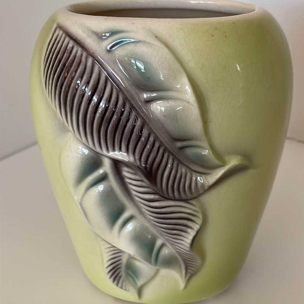 Vintage Royal Copley, MCM chartreuse vase with leaf detail. Excellent condition! - Picture 8 of 11